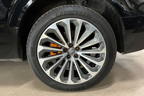 Audi e-tron 10 of 27
