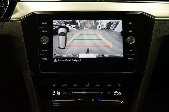 Volkswagen Passat 13 of 22