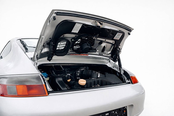 Porsche 911 Carrera 4 3 of 5