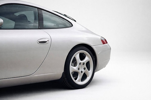 Porsche 911 Carrera 4 2 of 5