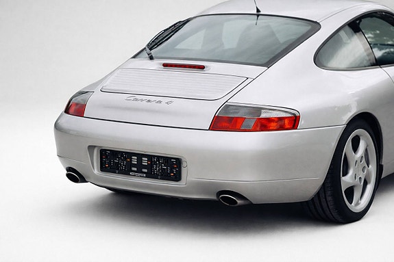 Porsche 911 Carrera 4 5 of 5
