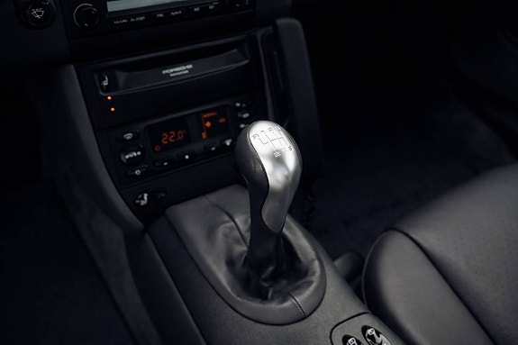 Porsche 911 Carrera 4 16 of 19