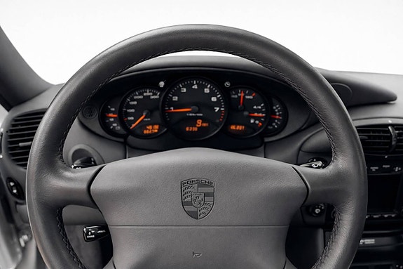 Porsche 911 Carrera 4 14 of 19