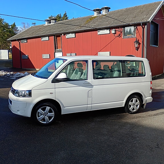 Volkswagen Caravelle 2 of 5