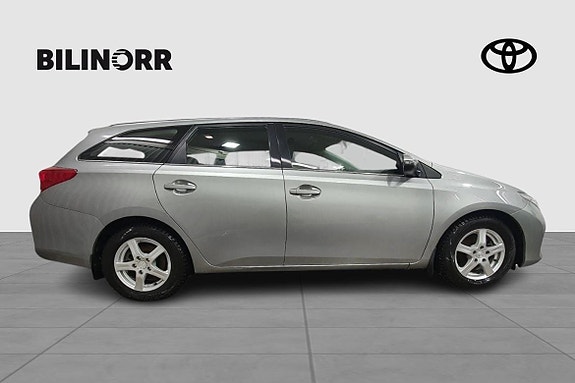 Toyota Auris 7 of 23