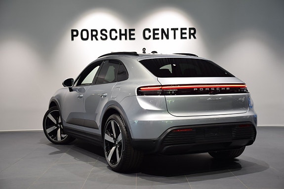 Porsche Macan 4 3 of 5