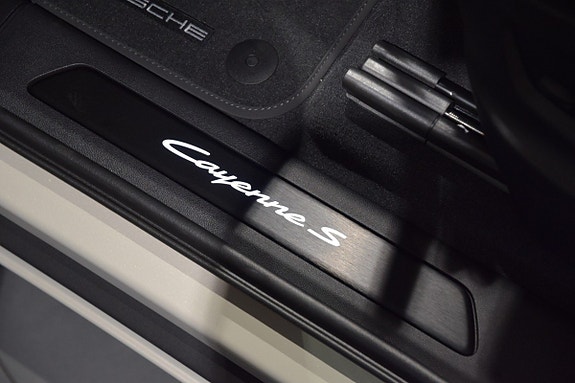 Porsche Cayenne S 9 of 26