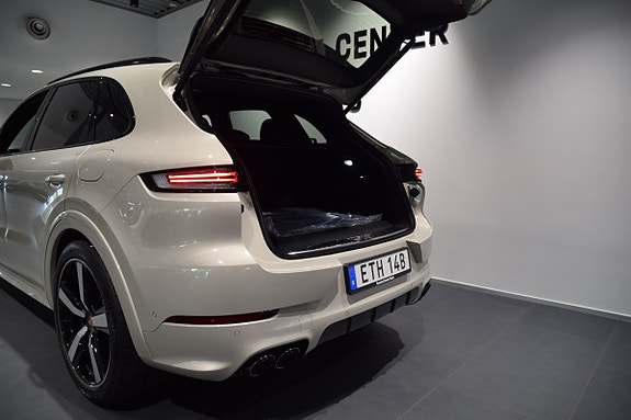 Porsche Cayenne S 14 of 26