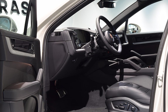 Porsche Cayenne S 4 of 5