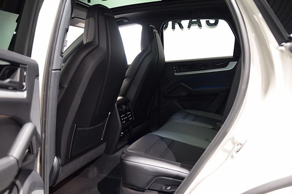 Porsche Cayenne S 11 of 26