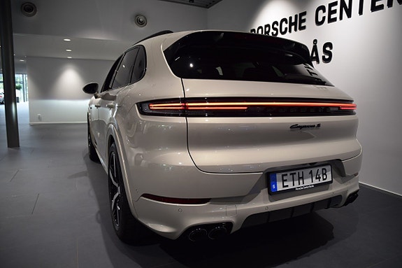 Porsche Cayenne S 18 of 26
