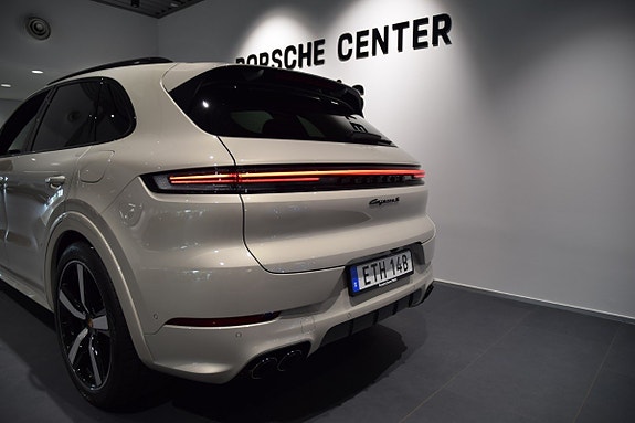 Porsche Cayenne S 13 of 26