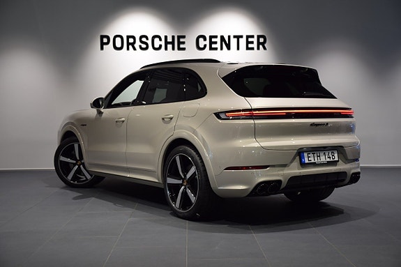Porsche Cayenne S 3 of 5