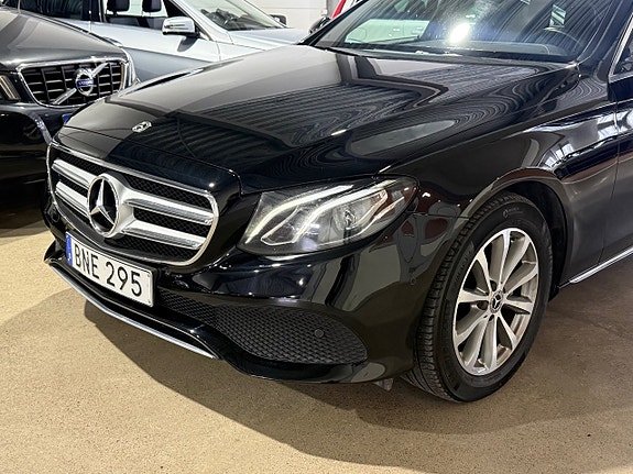 Mercedes-Benz E220 3 of 5