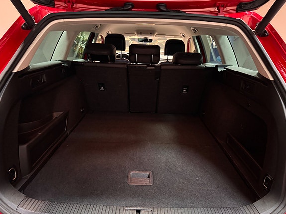 Volkswagen Passat 12 of 16