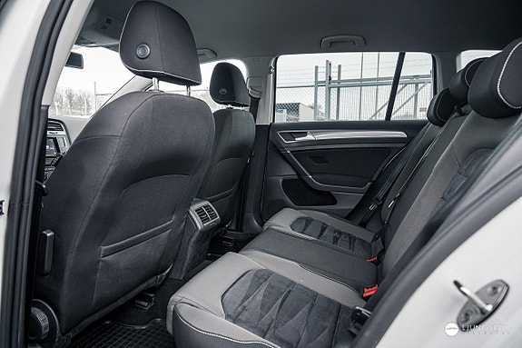 Volkswagen Golf Alltrack 12 of 13