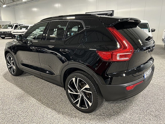 Volvo XC40 2 of 5
