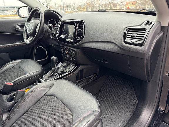 Jeep Compass 13 of 16