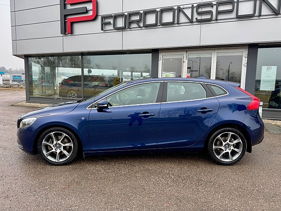 Volvo V40 2 of 5
