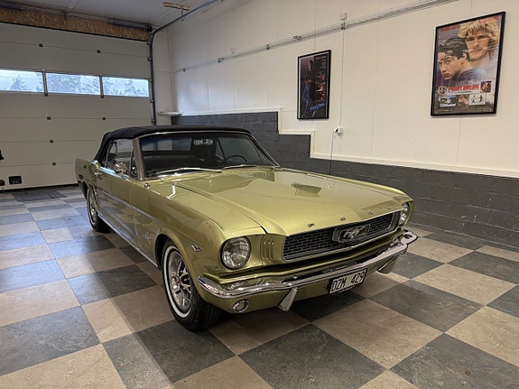 Ford Mustang 3 of 5
