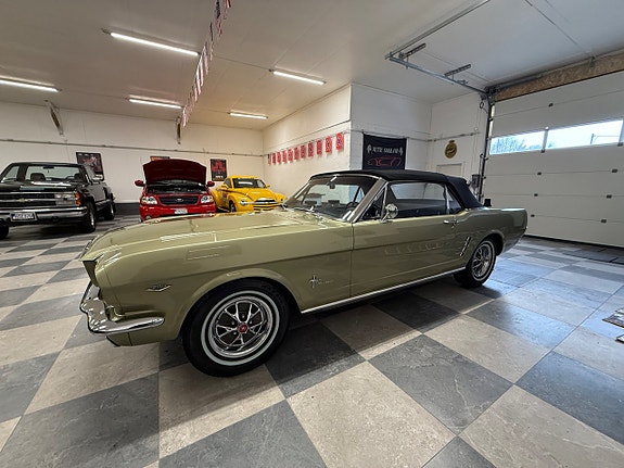 Ford Mustang 8 of 30