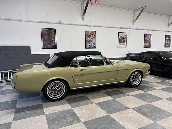 Ford Mustang 16 of 30