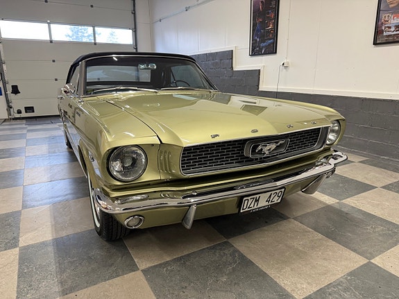 Ford Mustang 4 of 5