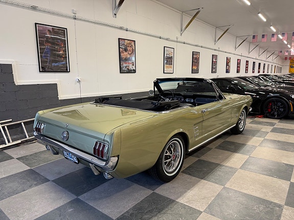 Ford Mustang 11 of 30