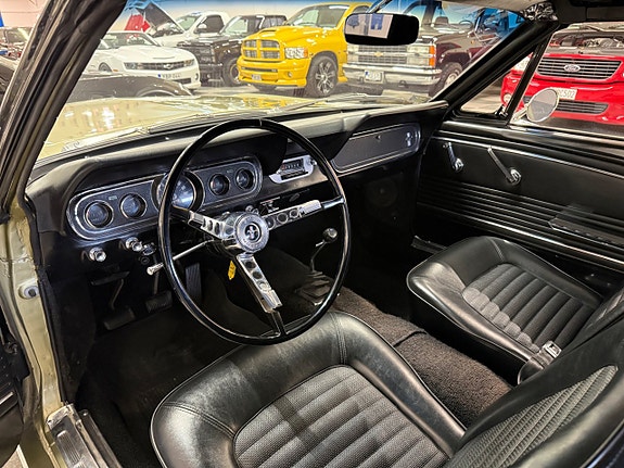Ford Mustang 25 of 30