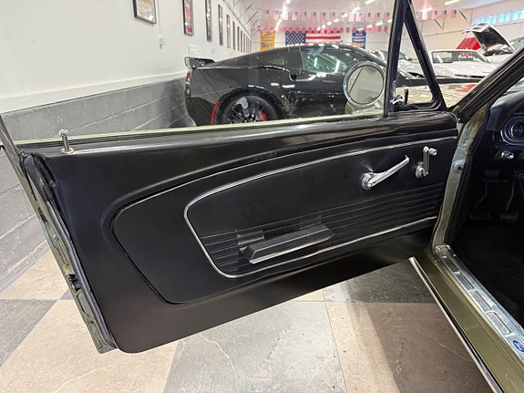 Ford Mustang 24 of 30