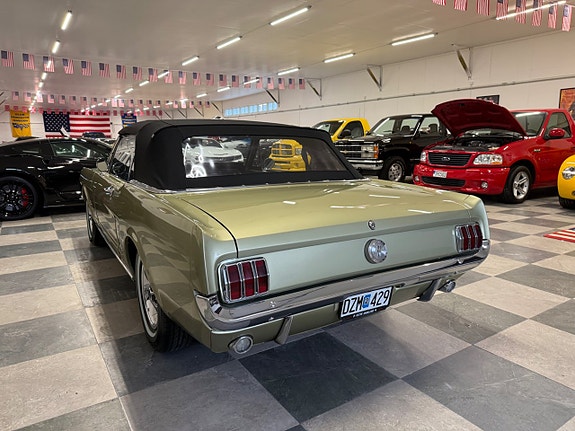 Ford Mustang 13 of 30