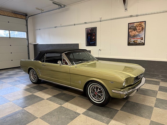 Ford Mustang 2 of 5