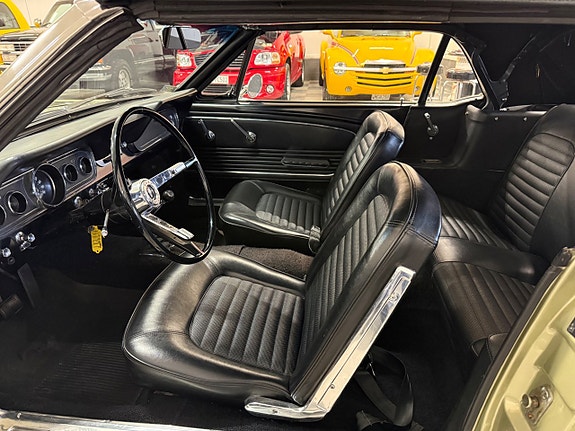 Ford Mustang 26 of 30
