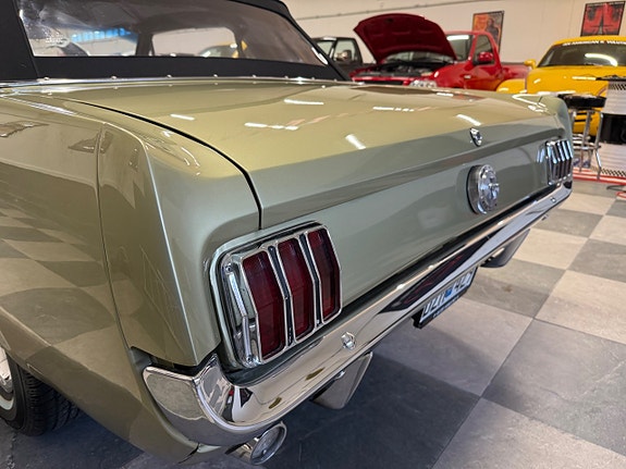 Ford Mustang 23 of 30