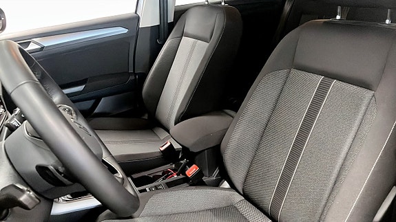 Volkswagen T-Roc 8 of 12