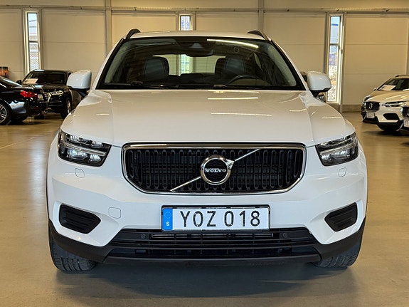 Volvo XC40 2 of 5