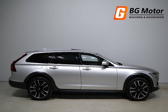 Volvo V90 Cross Country 2 of 5