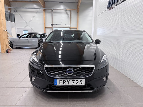 Volvo V40 Cross Country 2 of 15