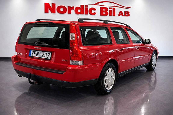 Volvo V70 3 of 5