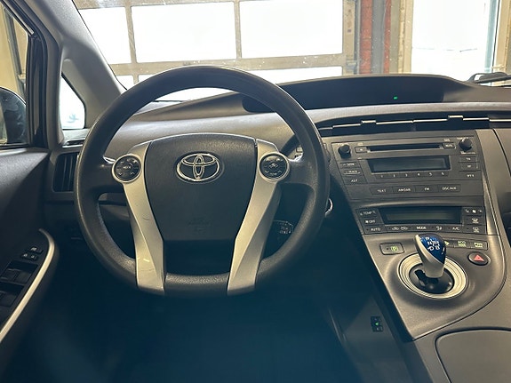 Toyota Prius 7 of 18