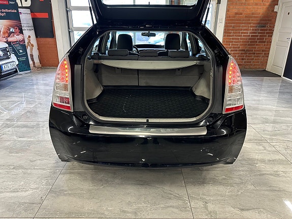 Toyota Prius 11 of 18
