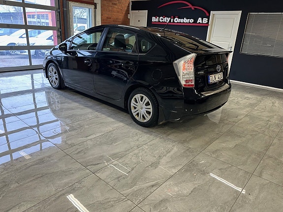Toyota Prius 4 of 5