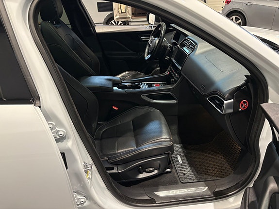 Jaguar F-PACE 12 of 20