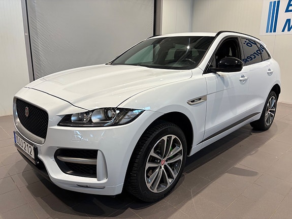 Jaguar F-PACE 3 of 5