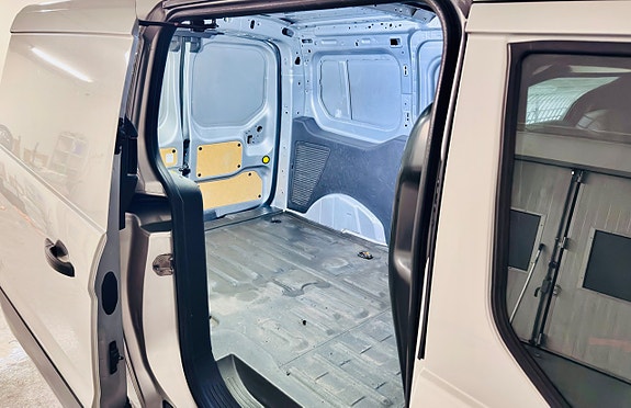 Ford Transit Connect 26 of 28