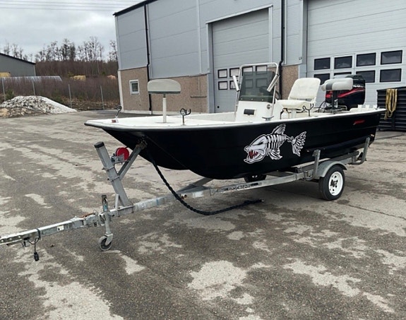 Styrpulpet sportfiskebåt, 90 hk Mercury