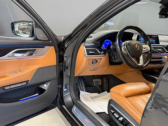 BMW 750i 4 of 5