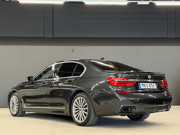 BMW 750i 3 of 5