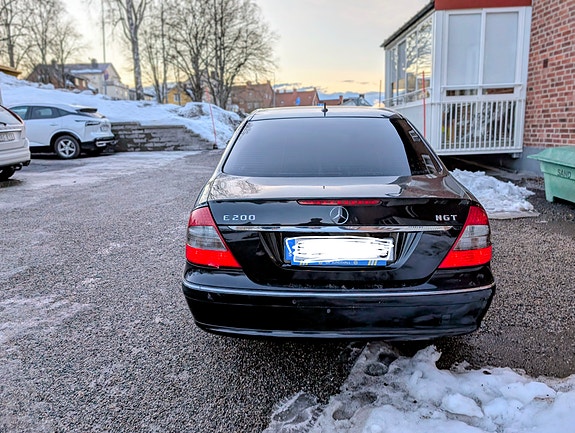 Mercedes-Benz E200 3 of 5