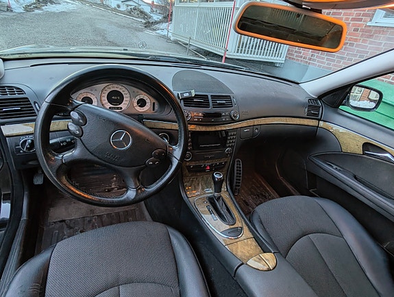Mercedes-Benz E200 4 of 5